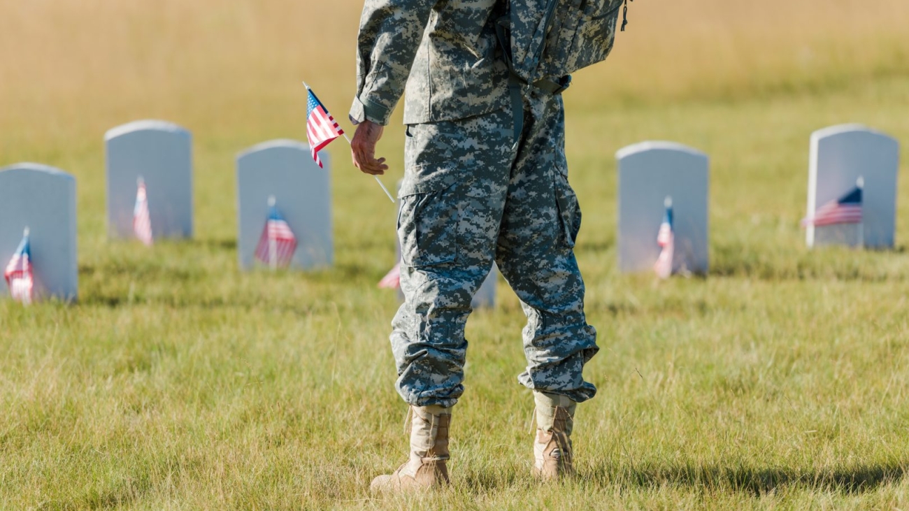 soldier-honors-the-fallen-at-memorial-cemetery-2026-01-05-23-50-17-utc